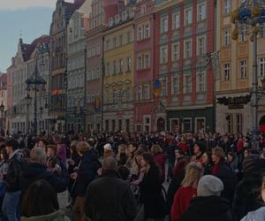 Maturzyści zawładnęli rynkiem we Wrocławiu. Po raz 23. zatańczyli Poloneza dla Fredry