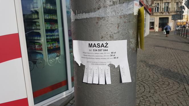 Wrocław jest pełen nielegalnie przyklejonych plakatów i ulotek