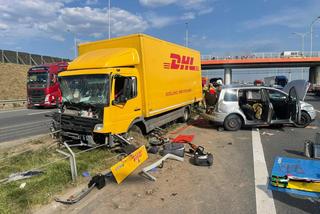 Horror na S2. Ciężarówka zmiażdżyła auto, dwie osoby zakleszczone w środku