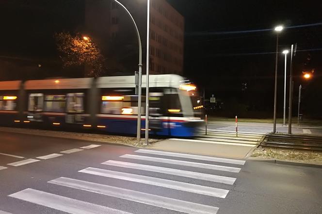 Zdewastowali wiatę przystankową na oczach komendanta policji. Sprawcy zatrzymani!