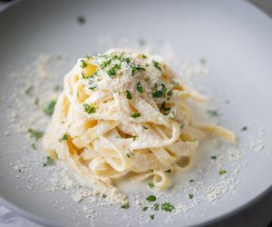 Weź makaron, parmezan i masło. Z tych składników wyczarujesz obłędny obiad w 15 minut 