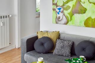 Szara sofa i kolorowe dodatki