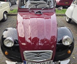 Klasyczna motoryzacja znów zachwyciła Bydgoszcz. „Bydgoskie Klasyki Nocą” przy Torbydzie