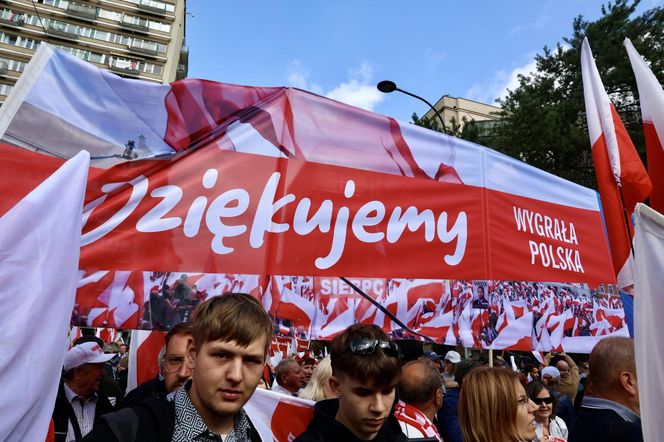 Banery na powitanie Nawrockiego 