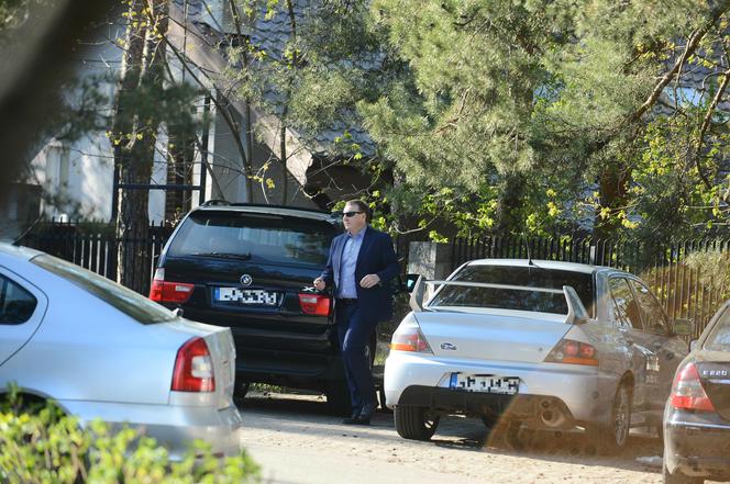 Jacek Kurski z rodziną święci pokarmy w kościele