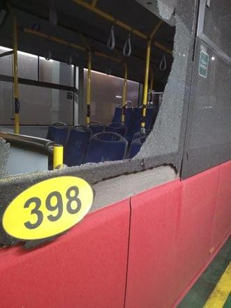 Policja szuka osoby, która strzelała z wiatrówki do autobusu w Żywcu