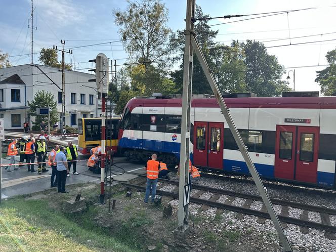 Autobus miejski zderzył się z pociągiem WKD. Ranni pasażerowie przewiezieni do szpitala