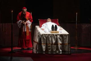 Spektakl o śmierci Jana Pawła II. Przedstawiono, jak zakładano papieżowi pampersy!