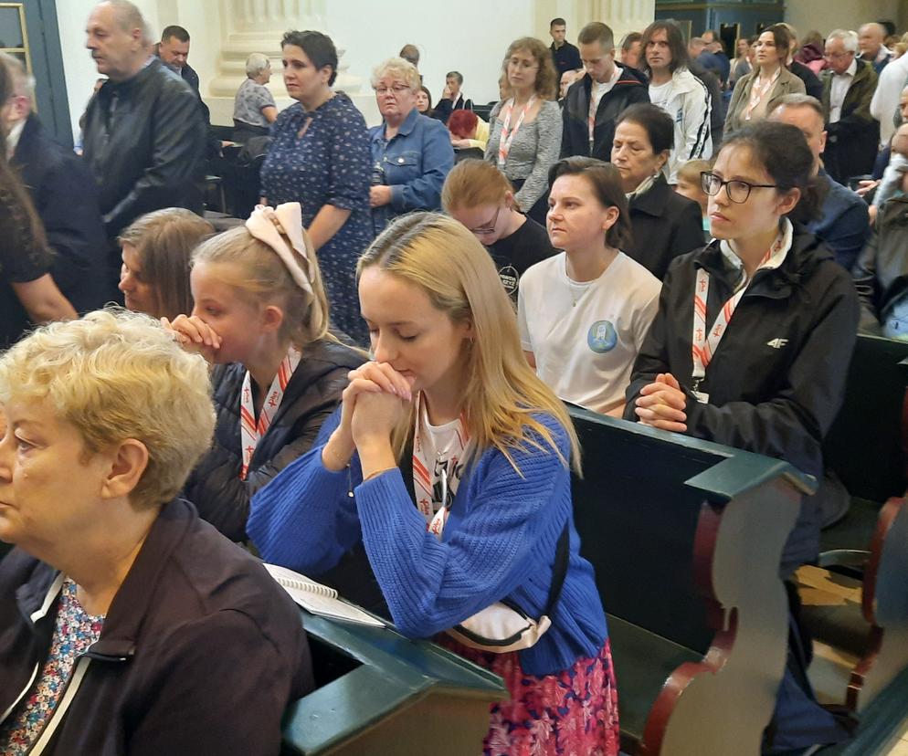 Pielgrzymi podążający z diecezji koszalińsko-kołobrzeskiej na Jasną Górę wyruszyli z diecezjalnego sanktuarium w Skrzatuszu