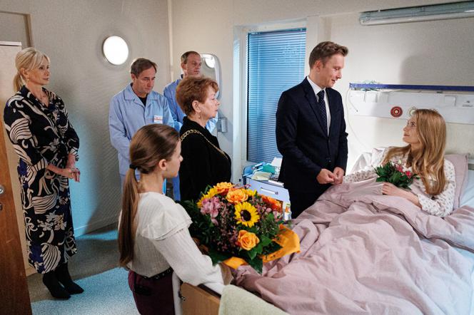 Na Wspólnej odc. 3406. Elżbieta (Paulina Chapko), Igor (Jakub Wesołowski), Julka (Maja Oświecińska), Ewa (Ewa Gawryluk), Kamil (Kazimierz Mazur), Ostrowski (Marek Kalita)