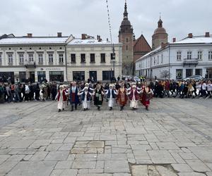 Maturzyści zatańczyli na Rynku poloneza