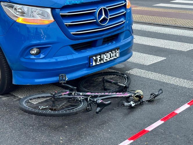  8-latek na rowerze wpadł pod autobus. Dramatyczna akcja ratunkowa w Ożarowie