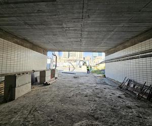 Tunel pod Marszałkowską przechodzi do historii. Ruszyło zasypywanie