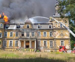 Ogromny pożar w Jelczu-Laskowice. Zabytkowy pałac stanął w ogniu. Na miejscu 17 zastępów straży pożarnej
