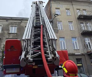 Pożar poddasza w zabytkowej kamienicy na ul.Miedzianej