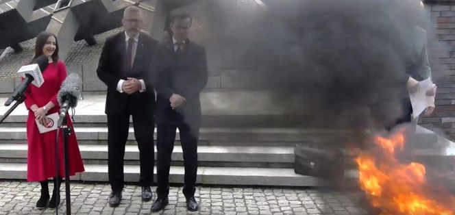 Grzegorz Braun w Katowicach podpalił flagę Unii Europejskiej
