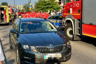 Tragedia na Ursynowie. Pieszy wpadł pod skodę na przejściu. Nie żyje
