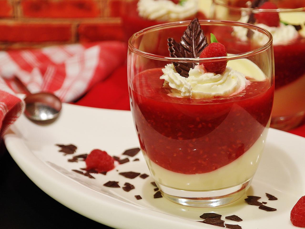 Pana cotta z domowym kisielem malinowym: przepis