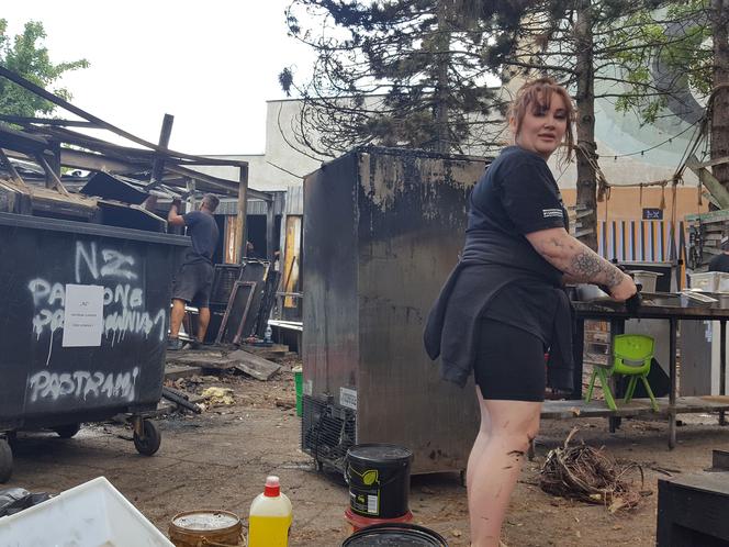 Wielkie straty i sprzątanie po pożarze restauracji Pastrami Summer w Lesznie