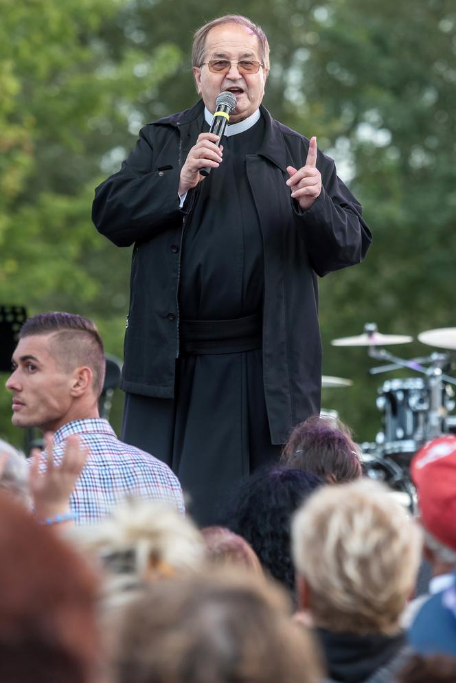 Ministrowie na imprezie u Rydzyka