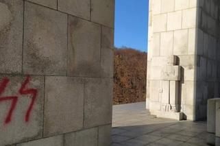 Góra Św. Anny: Pomnik w SWASTYKACH! Symbole SS pokryły miejsce upamiętniające powstańców