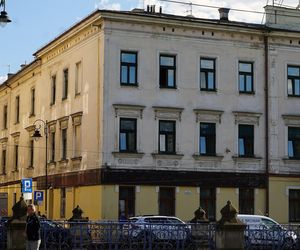 To jeden z najsłynniejszych budynków w Krakowie. W PRL-u stał się własnością państwa