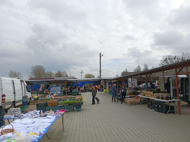 Ceny w markecie a na rynku. Czy jest różnica? Gdzie taniej kupisz warzywa i owoce