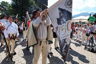150 lat przewodnictwa tatrzańskiego. W Zakopanem przewodnicy paradnie maszerowali po Krupówkach [GALERIA]