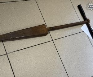 Kolejny atak na policjantów! Ruszył na nich z metalowym kosturem