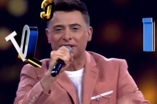 TVP pokazała oficjalny zwiastun Tak to leciało! Kuszewski śpiewa w różowym garniturze i rzuca się na kolana. Radośnie?