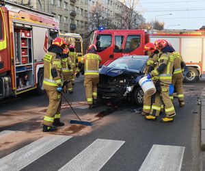 Warszawa. Dwa wypadki na skrzyżowaniu Grójeckiej i Wawelskiej. Autobus zderzył się z pojazdem wojskowym [ZDJĘCIA].