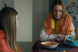 Barwy szczęścia odcinek 3018. Agata (Natalia Zambrzycka), Asia (Anna Gzyra)