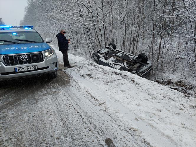 Auta w rowie. Fatalne warunki na drogach powiatu starachowickiego