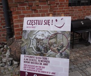Przy wejściu do ogrodu znajduje się kawiarenka, w której można m.in. kupić ciasto, a datki wspierają remont kościoła