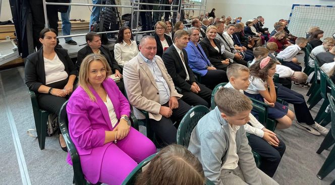 Pierwsza Dama uczciła z uczniami 100 lat od nadania imienia Stefana Batorego Szkole Podstawowej w Liwie