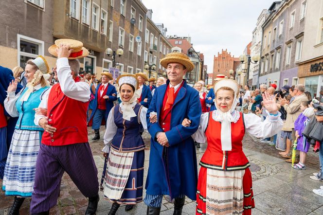 Dni Folkloru w Olsztynie 2025. Ulicami Starego Miasta przeszedł barwny korowód