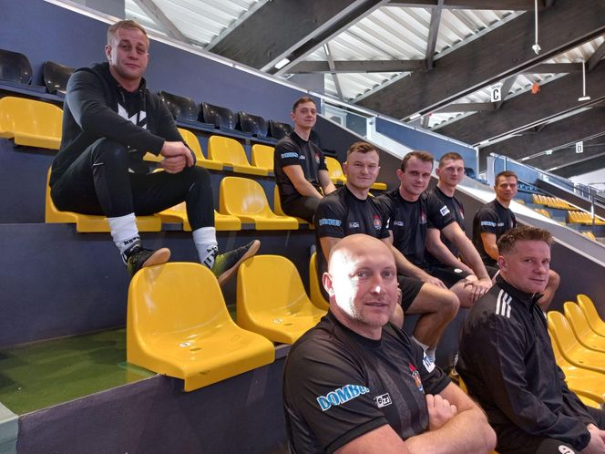 Na co dzień ratują, a dziś grają. Strażacka rywalizacja na parkiecie w Lesznie