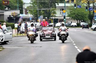Święcenie pojazdów w Tychach przyciągnęło tłumy. Setki samochodów skropionych wodą święconą