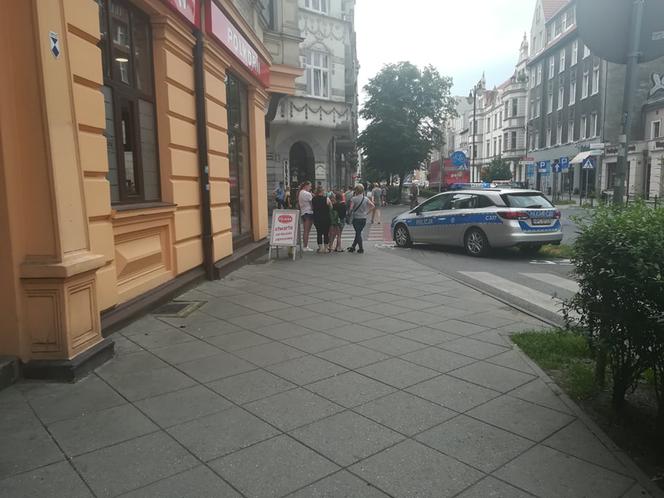 O włos od tragedii na Bydgoskim Przedmieściu w Toruniu - psiak wypadł z trzeciego piętra
