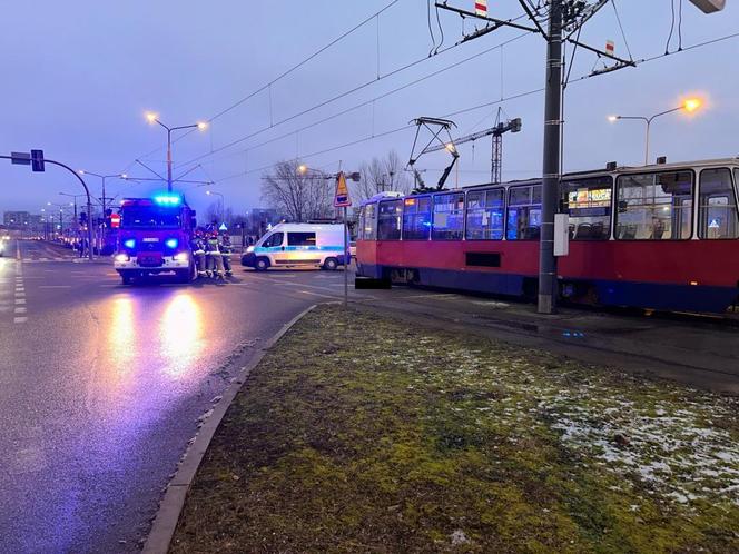 Tramwaj śmiertelnie potracił 14-latkę. Mieszkańcy Bydgoszczy przynoszą znicze, kwiaty i pluszaki