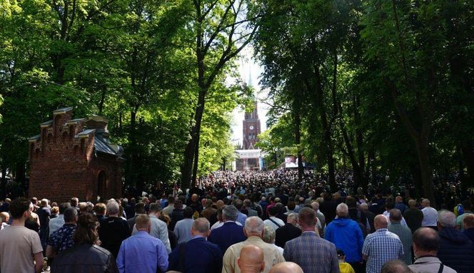Pielgrzymka mężczyzn do Piekar Śląskich 2025. Tysiące wiernych na Kalwaryjskim Wzgórzu