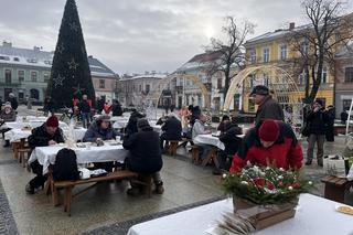 Tradycyjna wigilia w rynku w Kielcach. Mieszkańcy poczuli magię świąt. Zobacz wideo