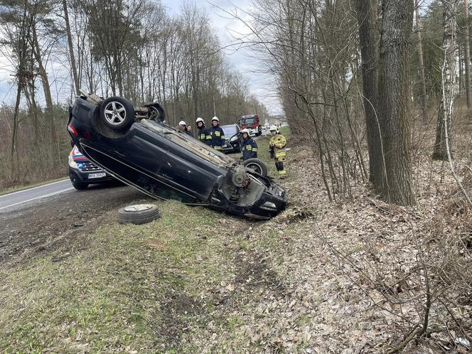 Pod Lubienią dachowało auto osobowe. Jedna osoba zabrana do szpitala