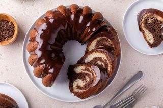 Efektowna babka papieska oczaruje smakiem. Prosty przepis bez drożdży i wyrastania 