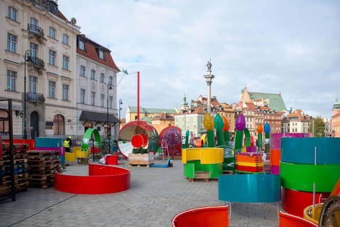Montaż świątecznej iluminacji w Warszawie