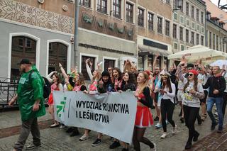 Kortowiada 2022. Parada studentów przeszła ulicami Olsztyna. Tradycyjnie w deszczu! [ZDJĘCIA]