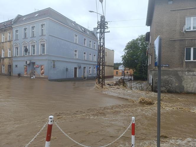 Zagrożenie powodziowe. Głuchołazy. Woda przelała się przez wały. Zalewa miasto