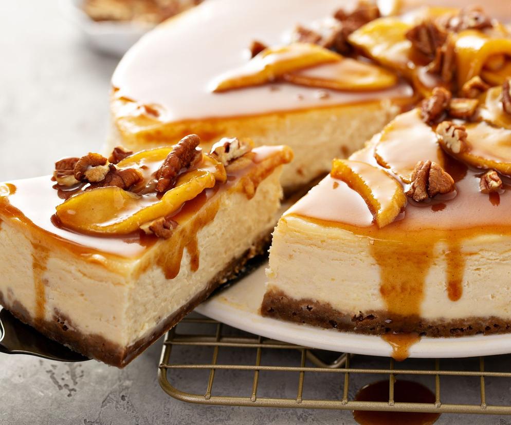 karmelowy sernik z jabłkami