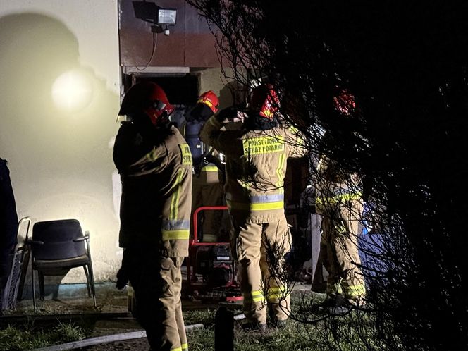 Zwęglone ciało człowieka w spalonym budynku. Tragiczny pożar w Warszawie