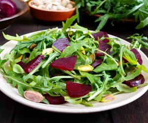 Oryginalna sałatka z rukoli i czerwonego buraka - super dawka zdrowia w jednej porcji
